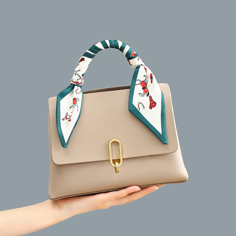 Bolso bandolera de mujer de piel auténtica.