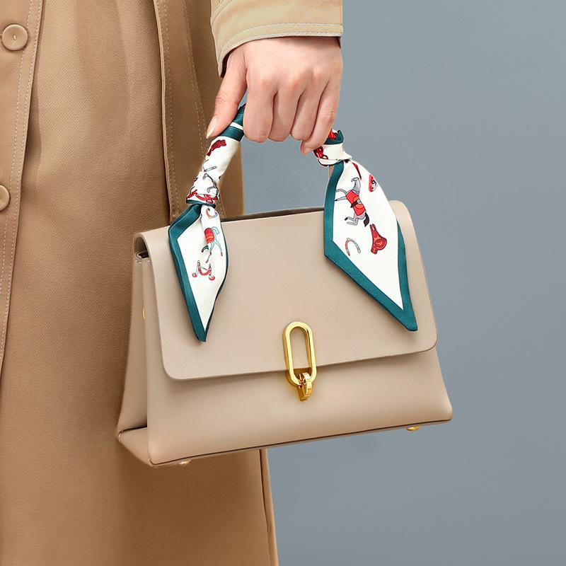 Bolso bandolera de mujer de piel auténtica.