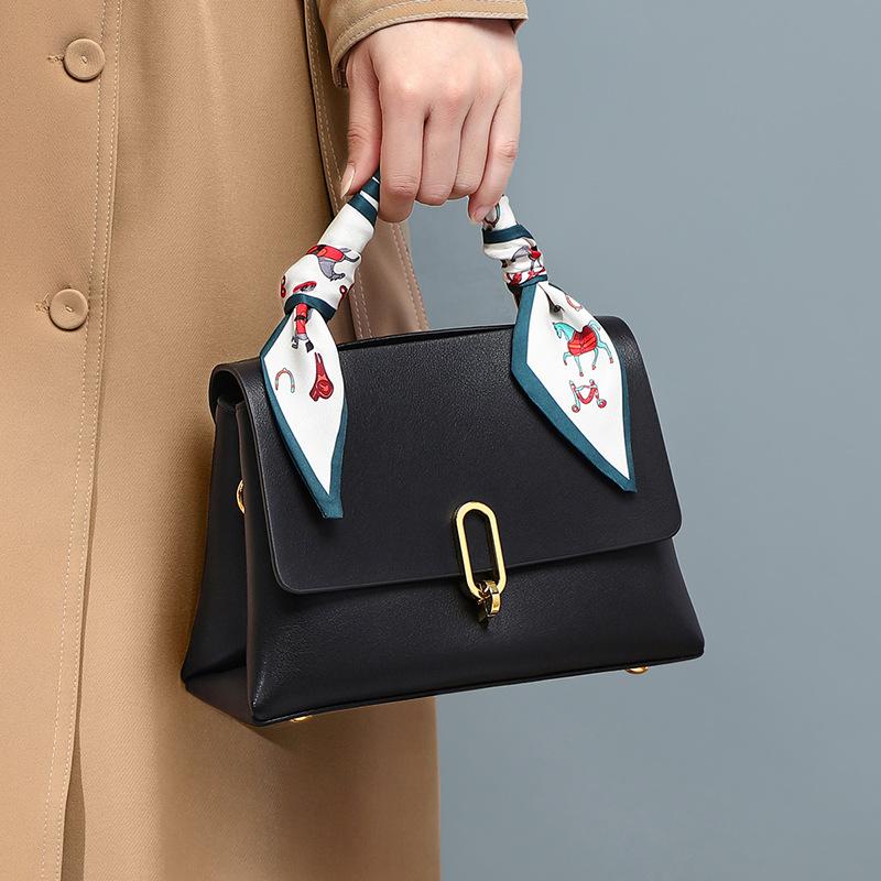 Bolso bandolera de mujer de piel auténtica.